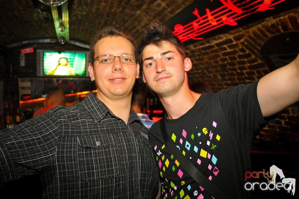 Joi seara e Holsten Party în Club Escape, 