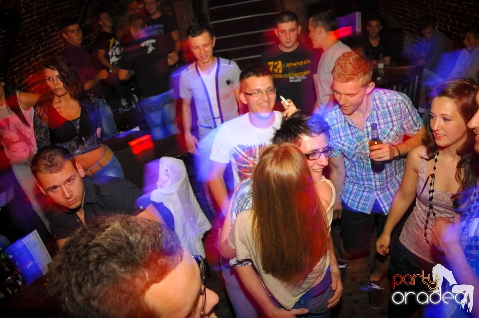 Joi seara e Holsten Party în Club Escape, 