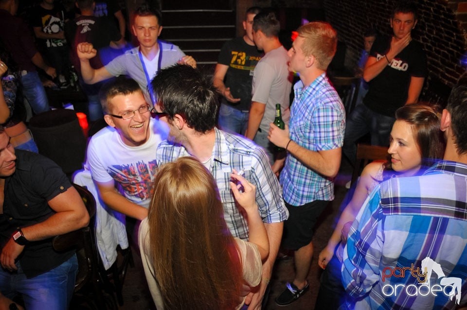 Joi seara e Holsten Party în Club Escape, 