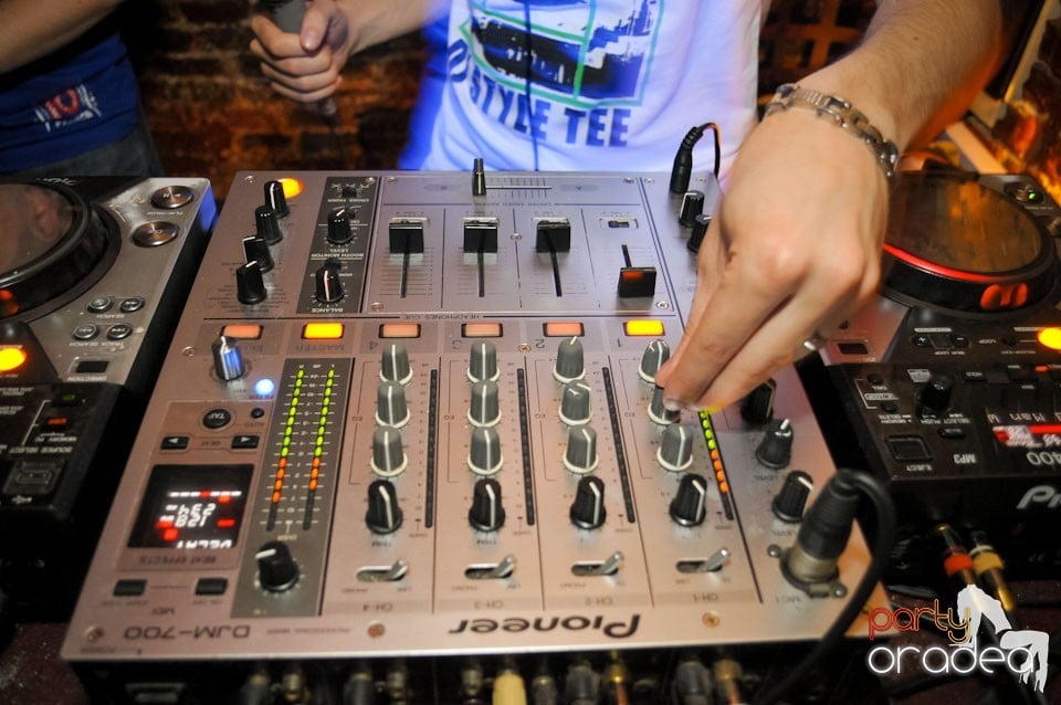 Joi seara e Holsten Party în Club Escape, 