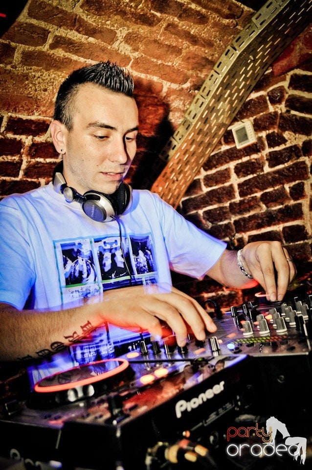 Joi seara e Holsten Party în Club Escape, 