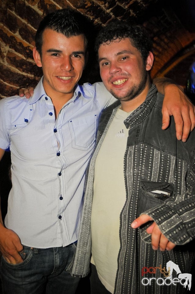 Joi seara e Holsten Party în Club Escape, 