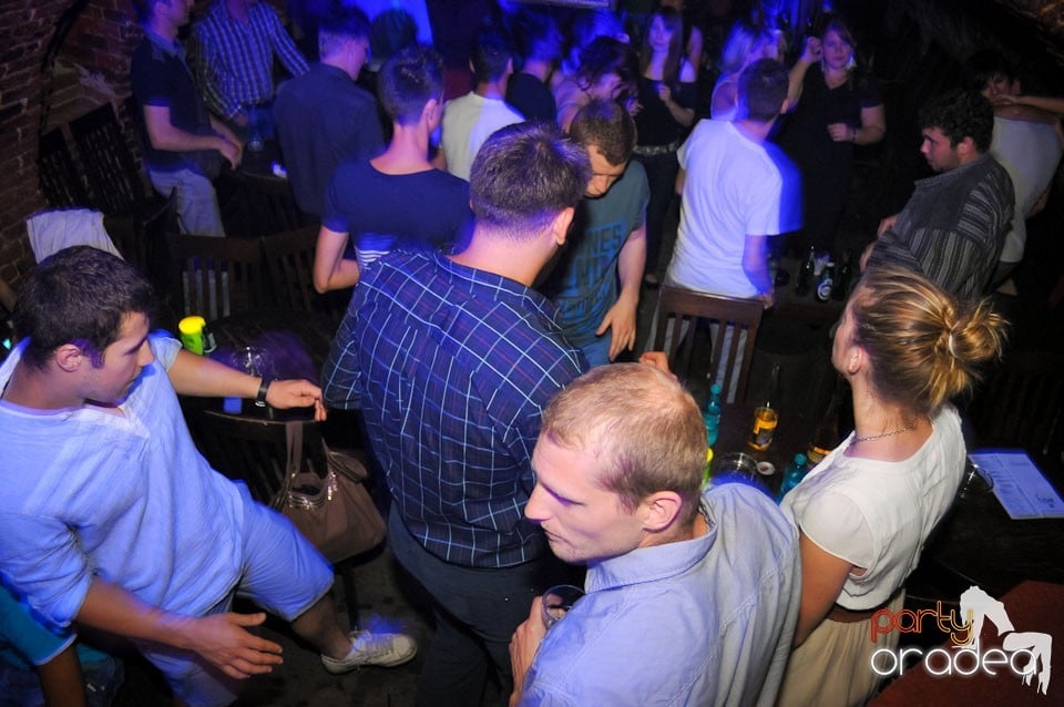 Joi seara e Holsten Party în Club Escape, 