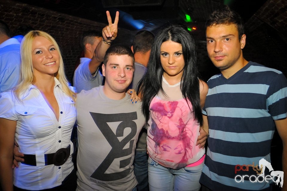Joi seara e Holsten Party în Club Escape, 