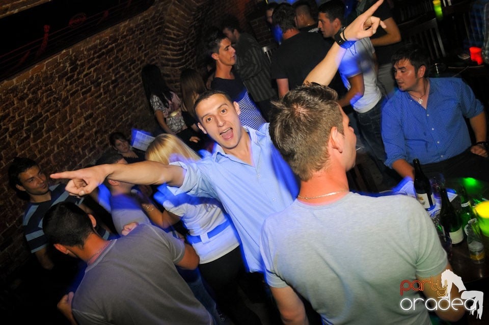 Joi seara e Holsten Party în Club Escape, 