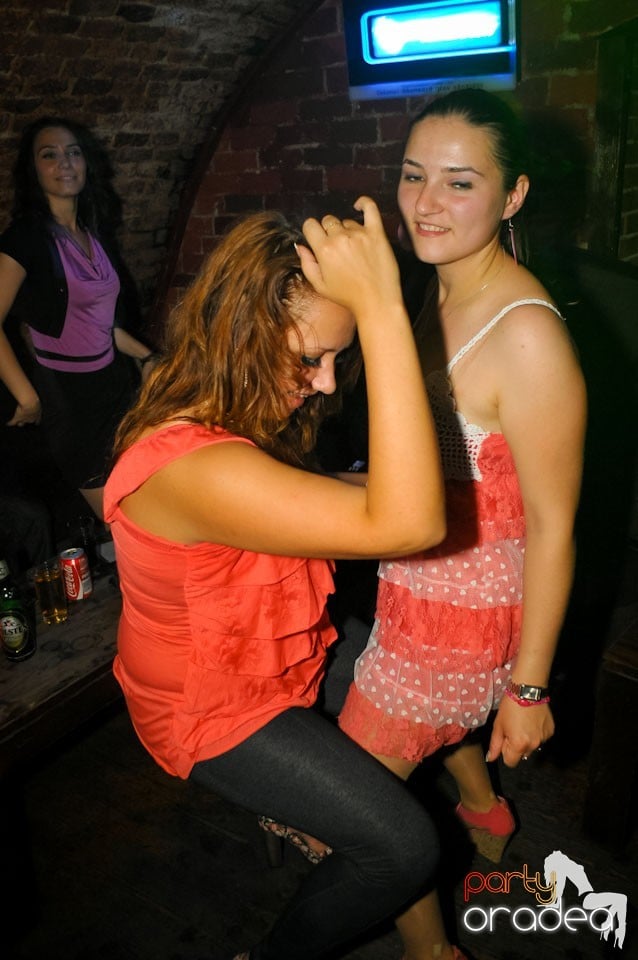 Joi seara e Holsten Party în Club Escape, 