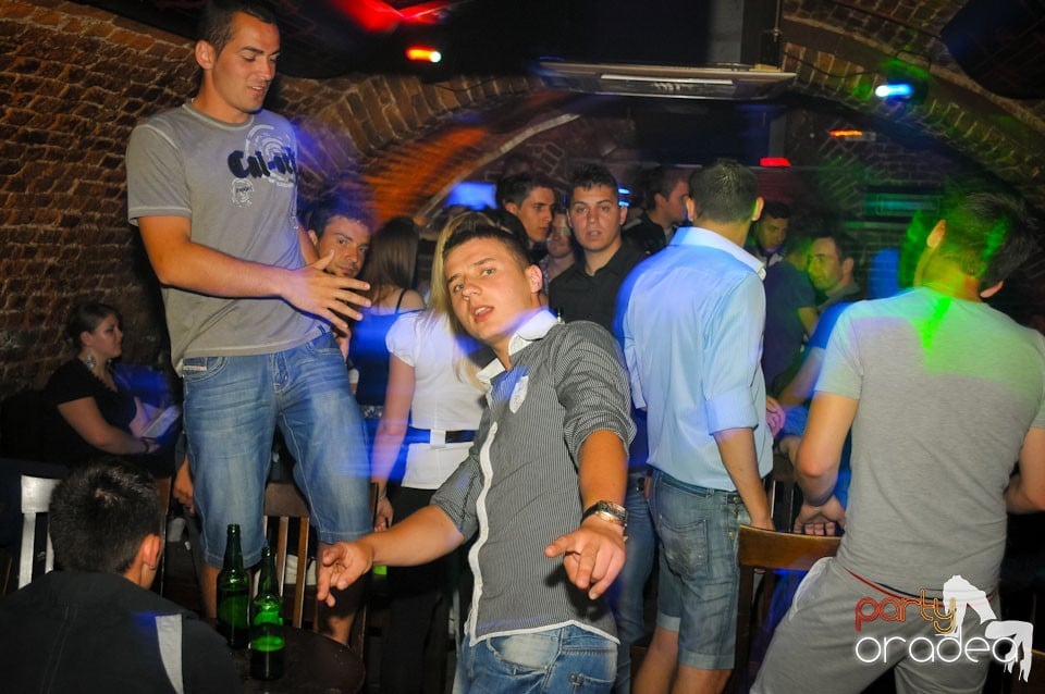 Joi seara e Holsten Party în Club Escape, 