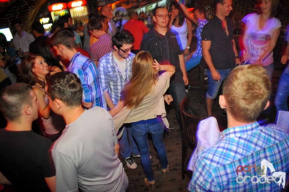 Joi seara e Holsten Party în Club Escape, 