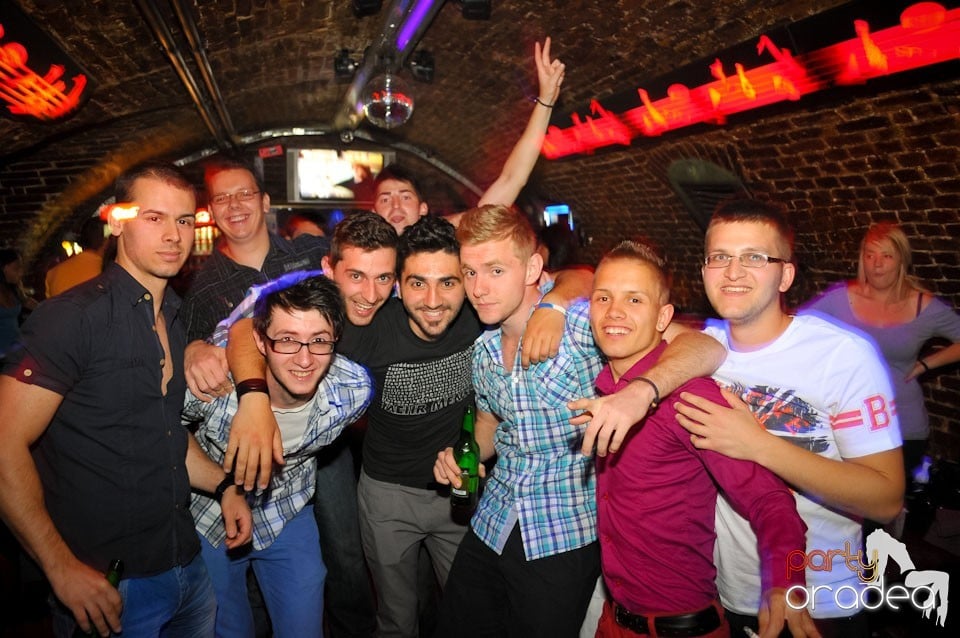 Joi seara e Holsten Party în Club Escape, 