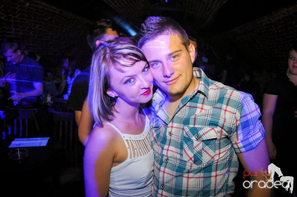 Joi seara e Holsten Party în Club Escape, 