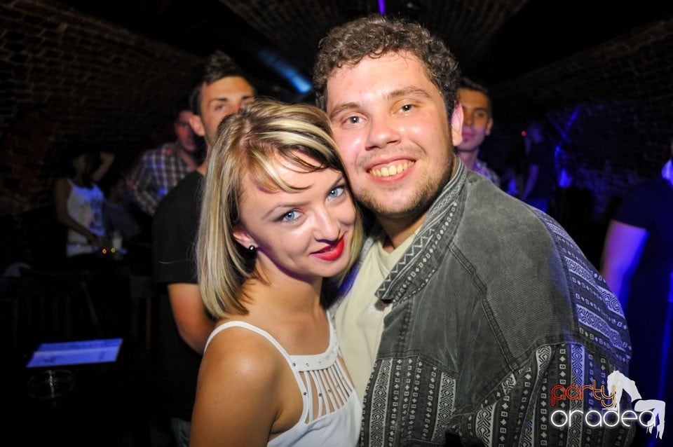 Joi seara e Holsten Party în Club Escape, 