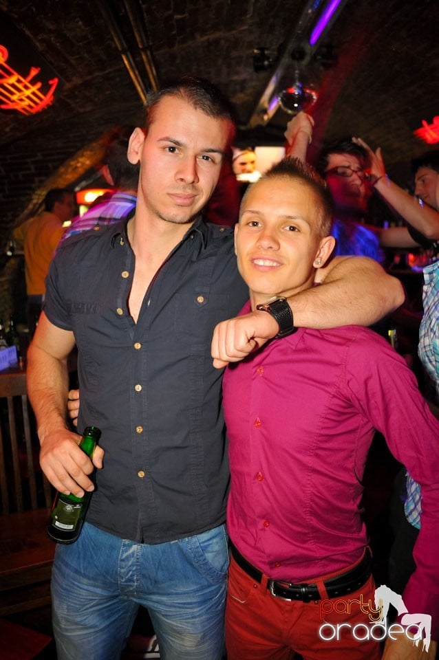 Joi seara e Holsten Party în Club Escape, 