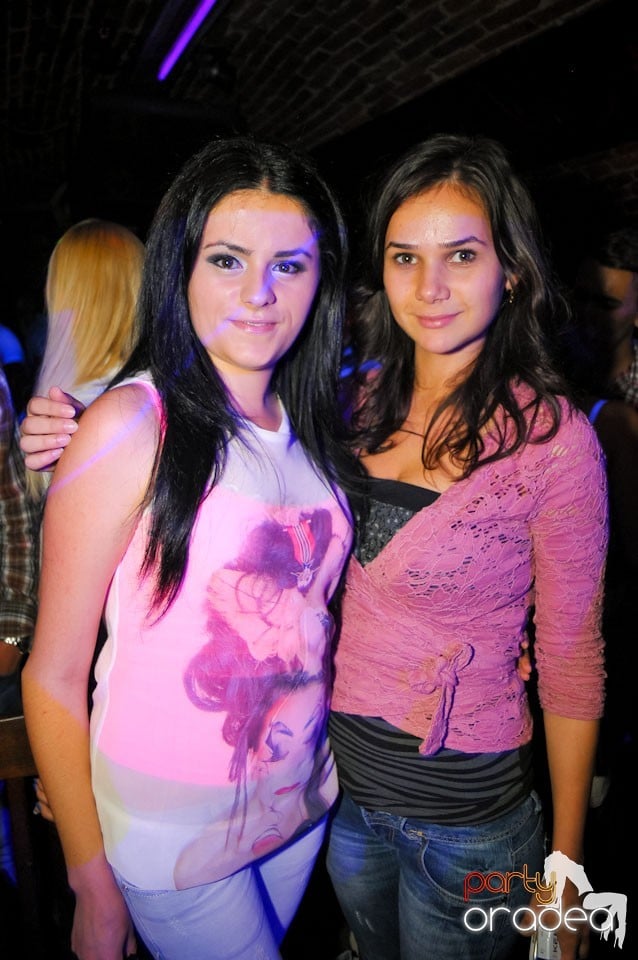 Joi seara e Holsten Party în Club Escape, 