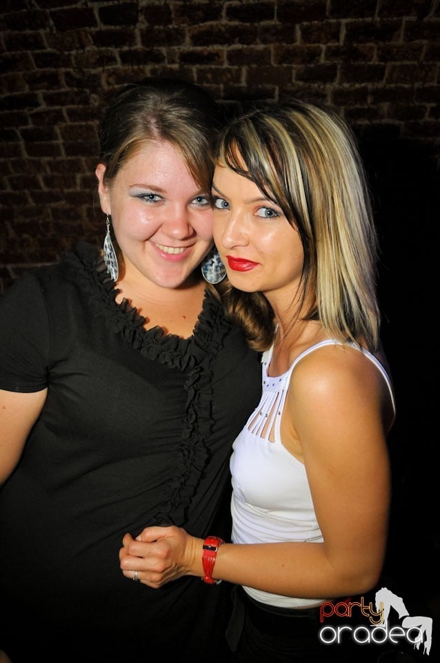 Joi seara e Holsten Party în Club Escape, 