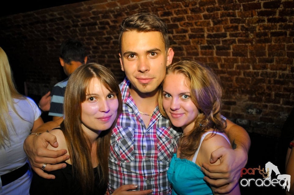 Joi seara e Holsten Party în Club Escape, 