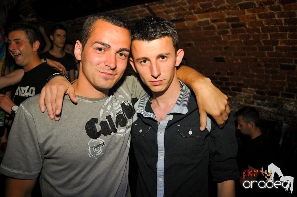 Joi seara e Holsten Party în Club Escape, 