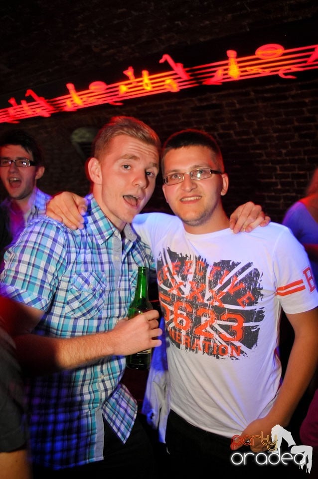 Joi seara e Holsten Party în Club Escape, 