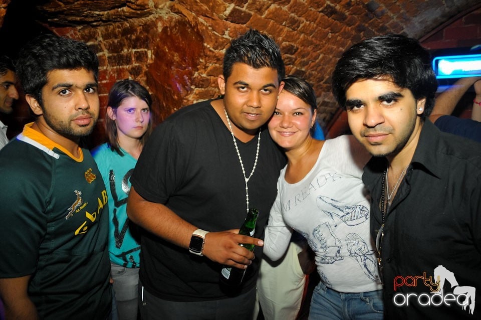 Joi seara e Holsten Party în Club Escape, 