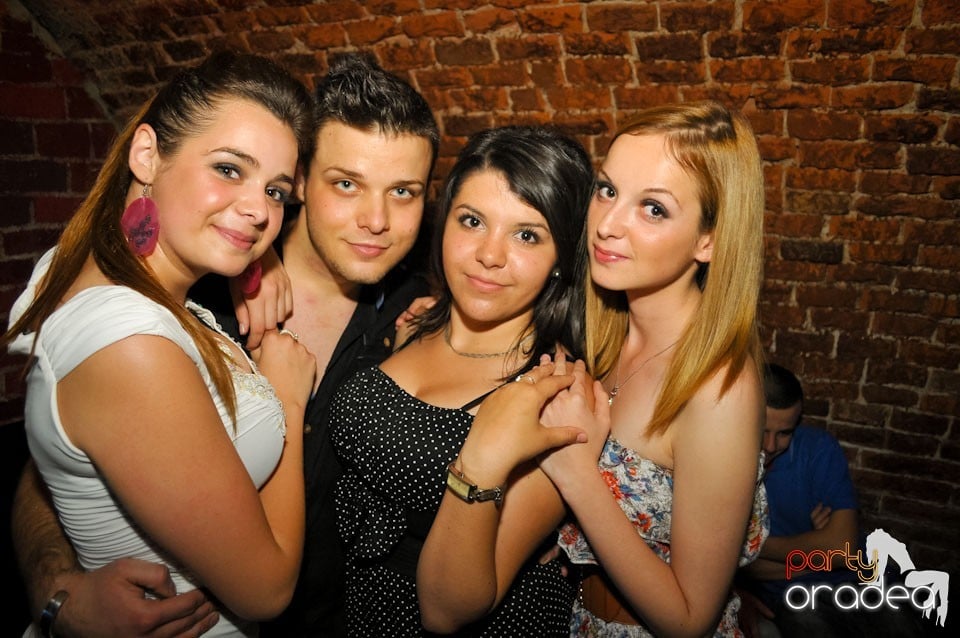 Joi seara e Holsten Party în Club Escape, 