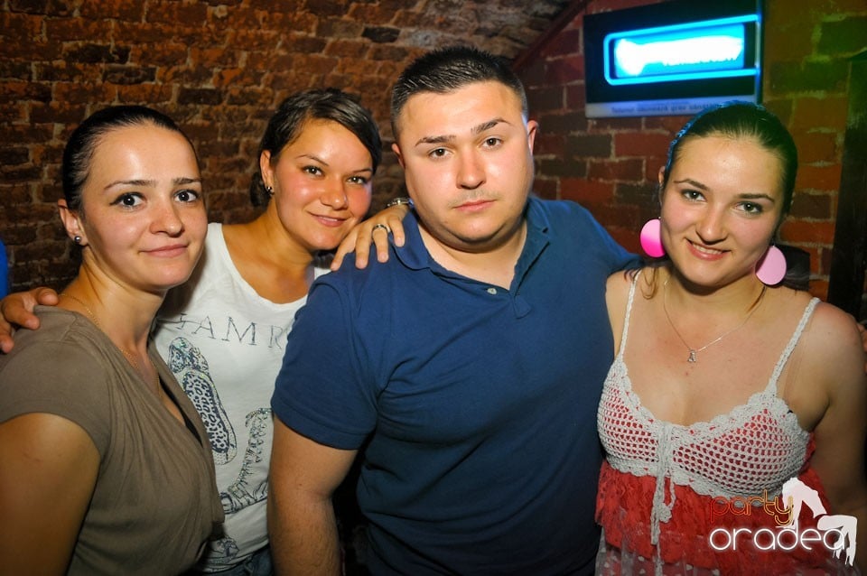 Joi seara e Holsten Party în Club Escape, 