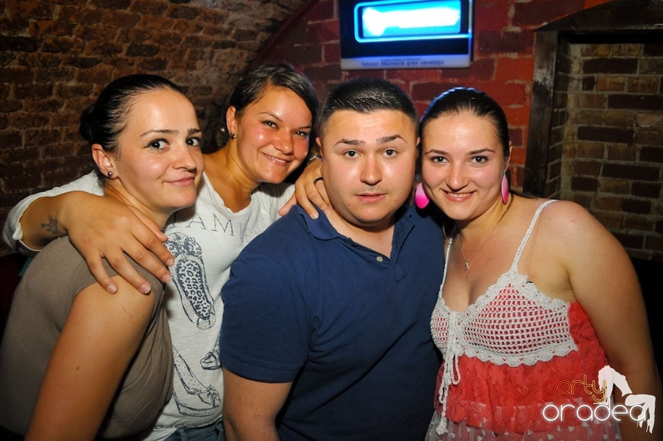 Joi seara e Holsten Party în Club Escape, 