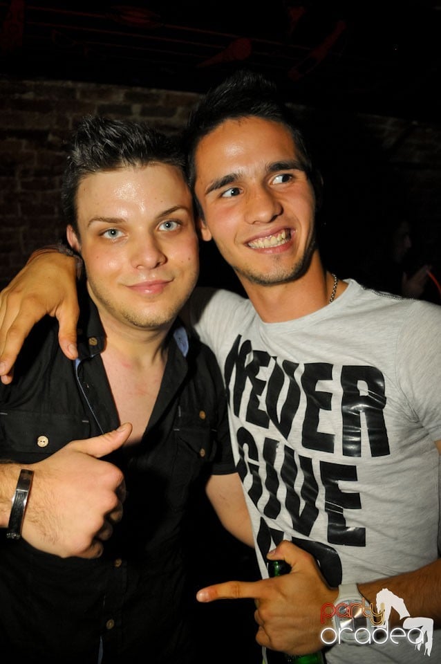 Joi seara e Holsten Party în Club Escape, 