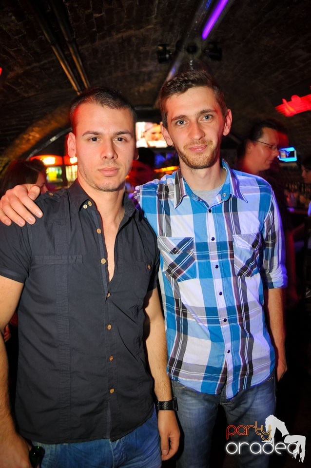 Joi seara e Holsten Party în Club Escape, 