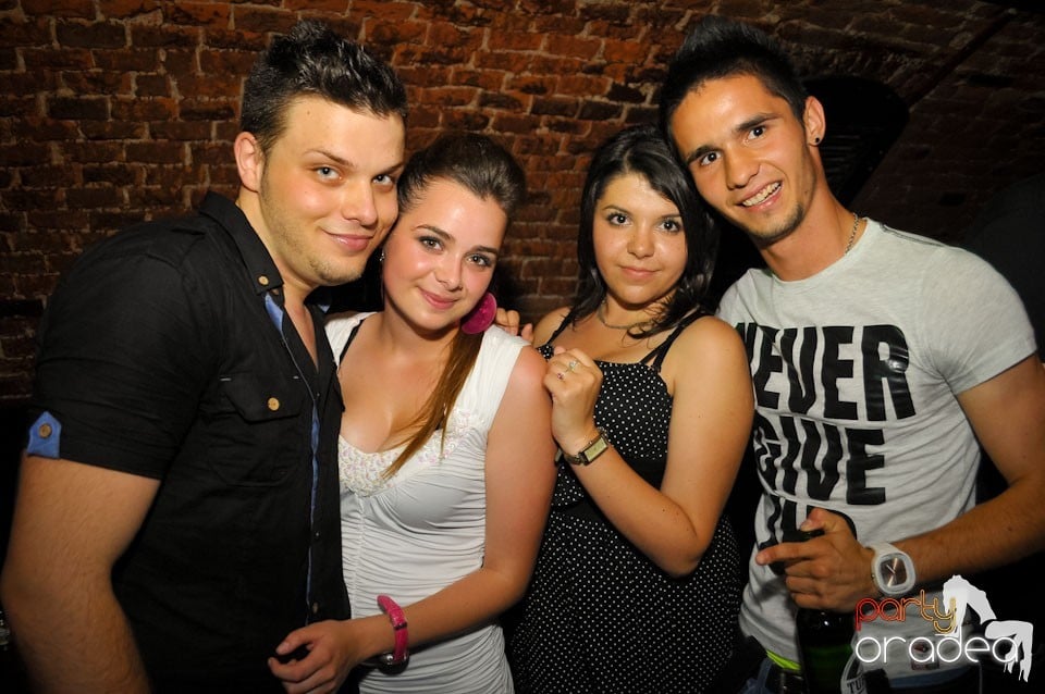 Joi seara e Holsten Party în Club Escape, 