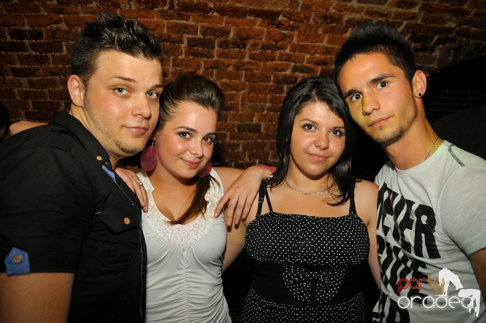 Joi seara e Holsten Party în Club Escape, 