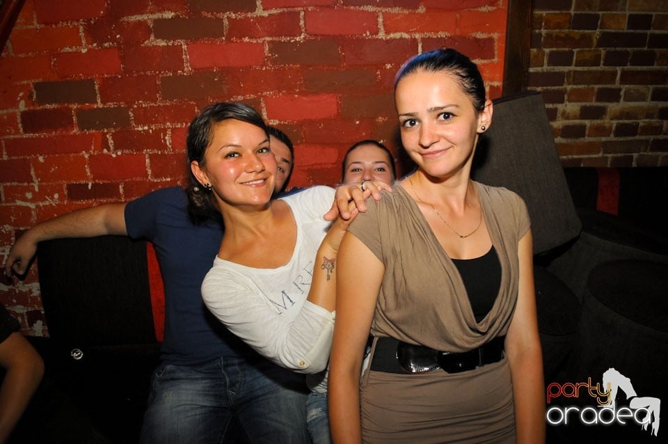 Joi seara e Holsten Party în Club Escape, 