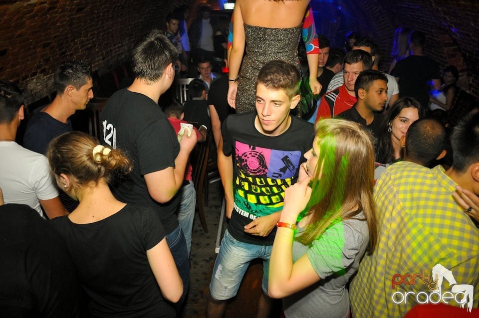 Joi seara e Holsten Party în Club Escape, 