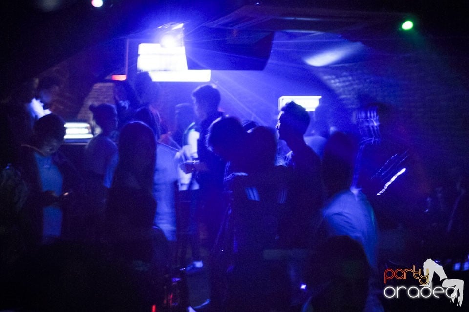 Joi seara e Holsten Party în Club Escape, 