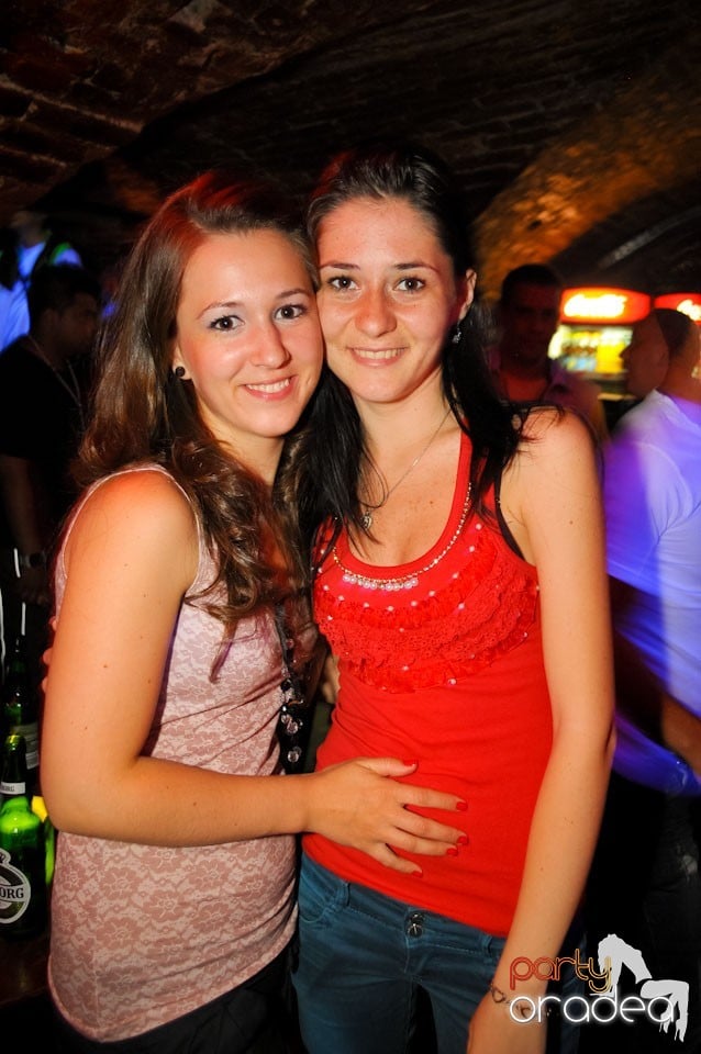 Joi seara e Holsten Party în Club Escape, 