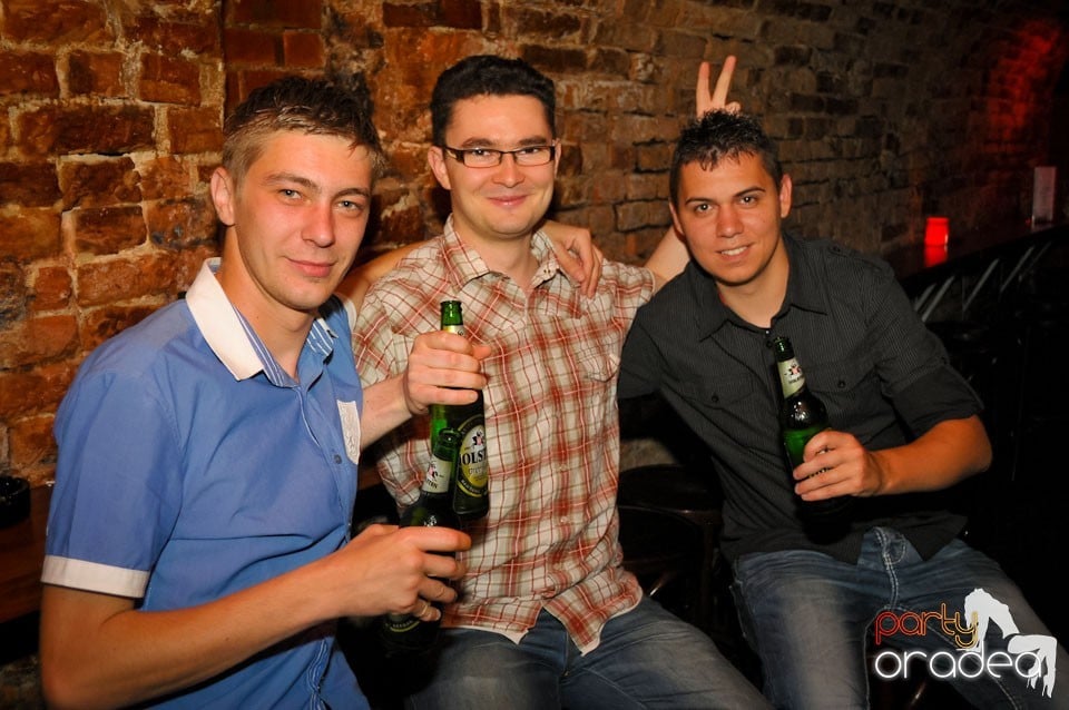 Joi seara e Holsten Party în Club Escape, 