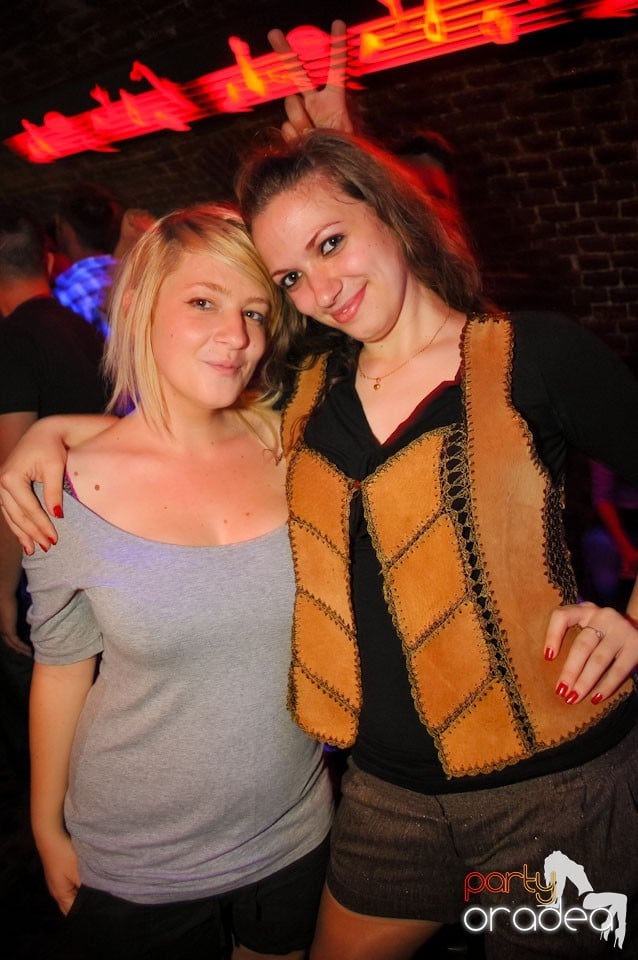 Joi seara e Holsten Party în Club Escape, 