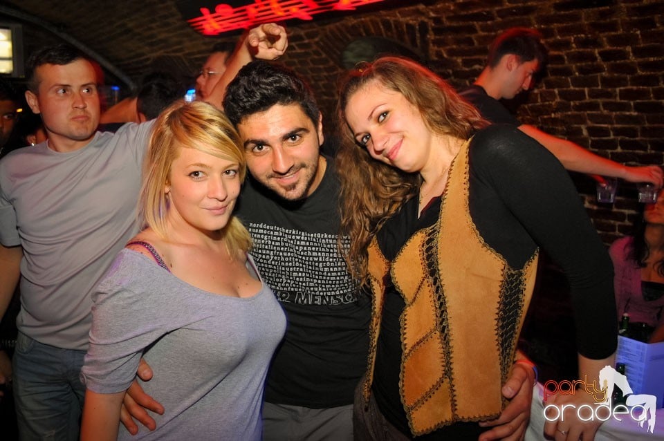 Joi seara e Holsten Party în Club Escape, 