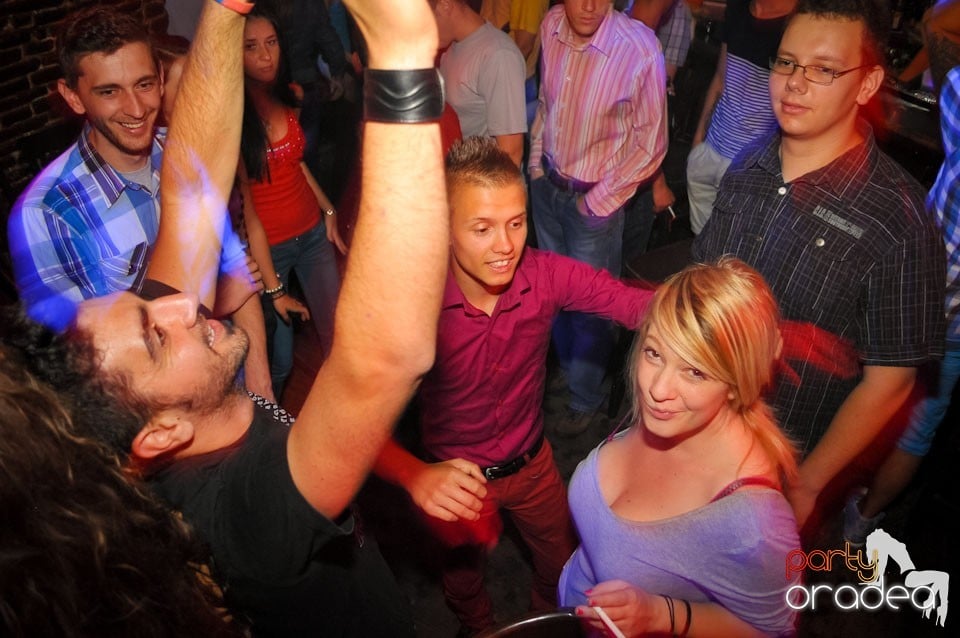 Joi seara e Holsten Party în Club Escape, 