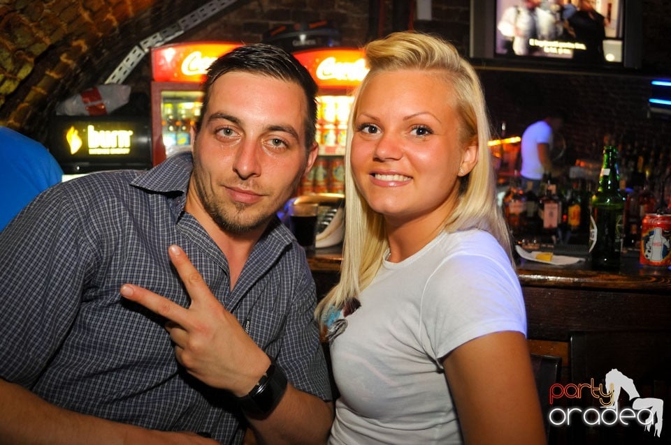 Joi seara e Holsten Party în Club Escape, 