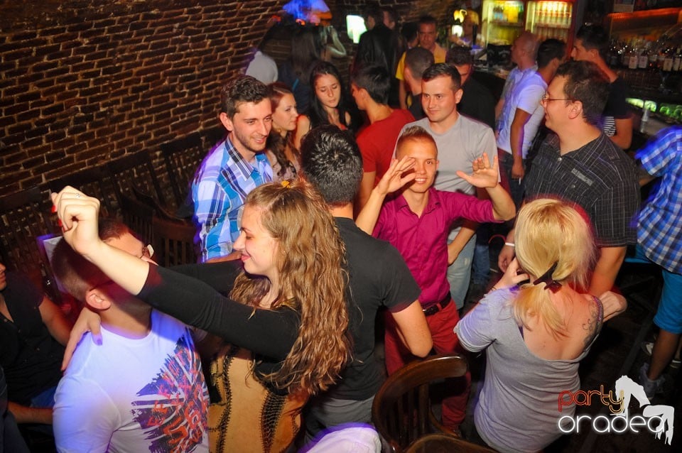 Joi seara e Holsten Party în Club Escape, 