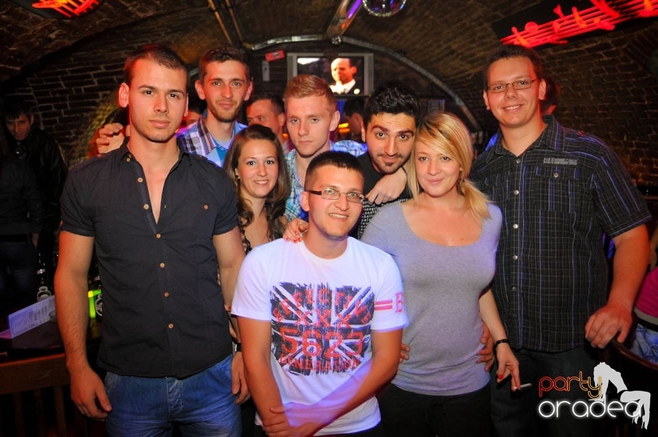 Joi seara e Holsten Party în Club Escape, 