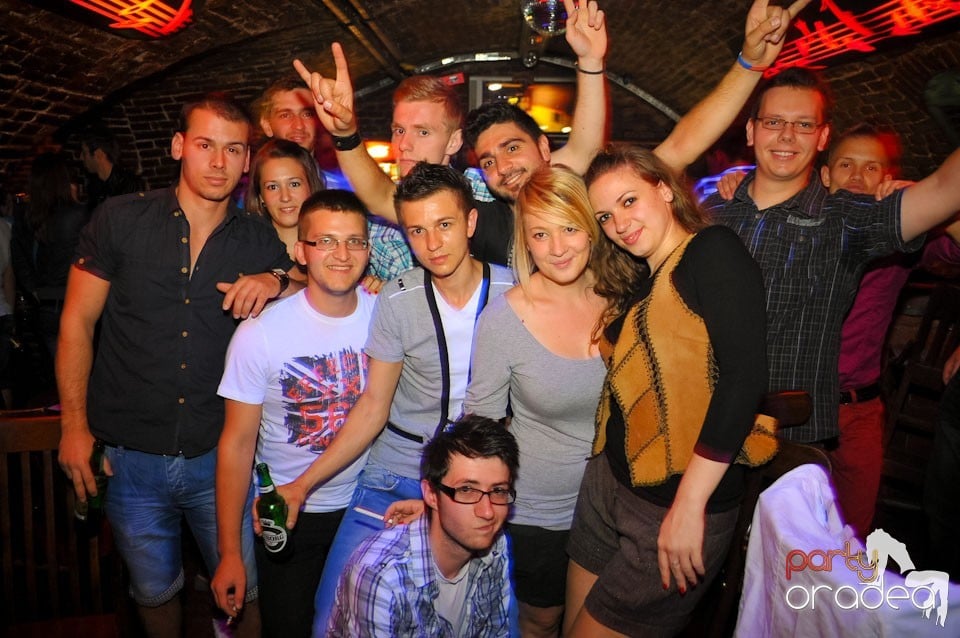 Joi seara e Holsten Party în Club Escape, 