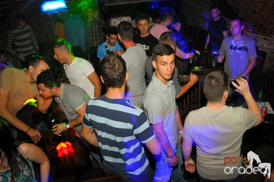 Joi seara e Holsten Party în Club Escape, 