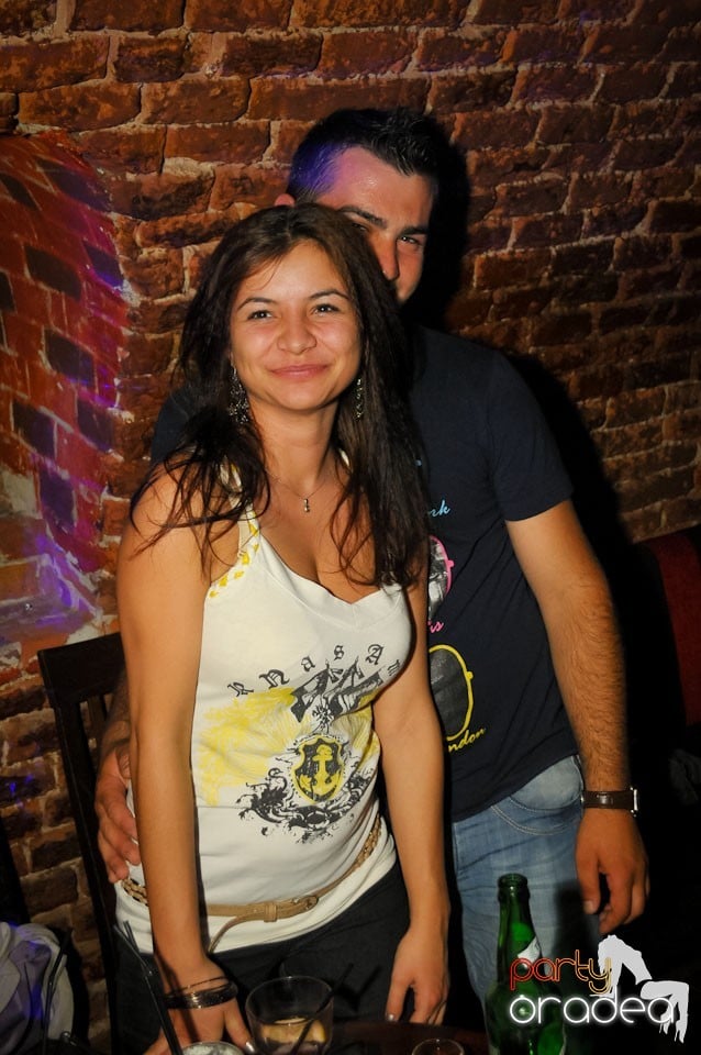 Joi seara e Holsten Party în Club Escape, 