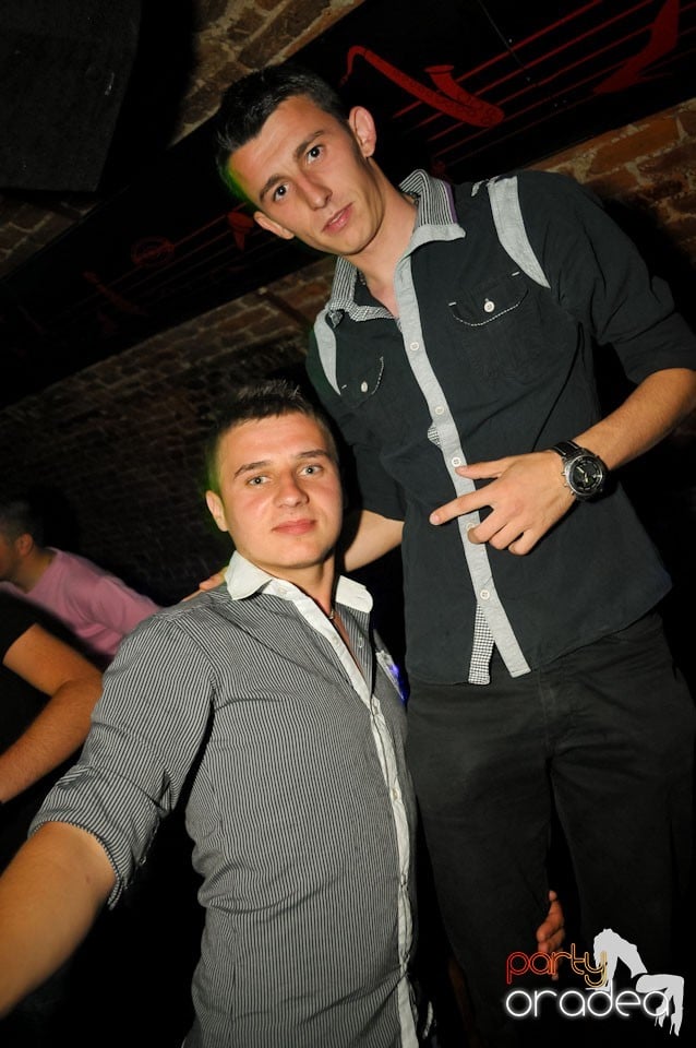 Joi seara e Holsten Party în Club Escape, 