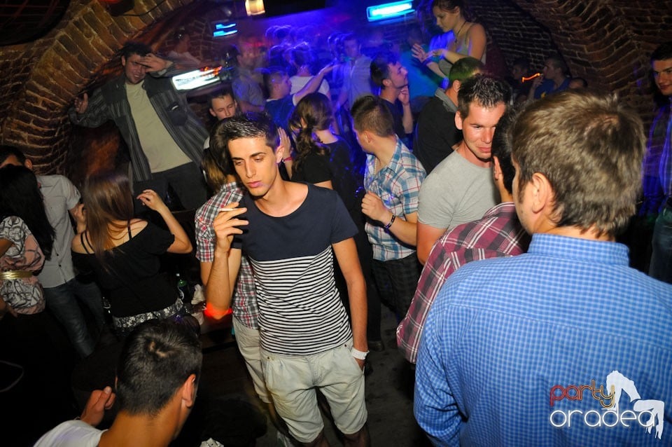 Joi seara e Holsten Party în Club Escape, 