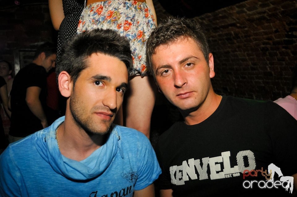 Joi seara e Holsten Party în Club Escape, 