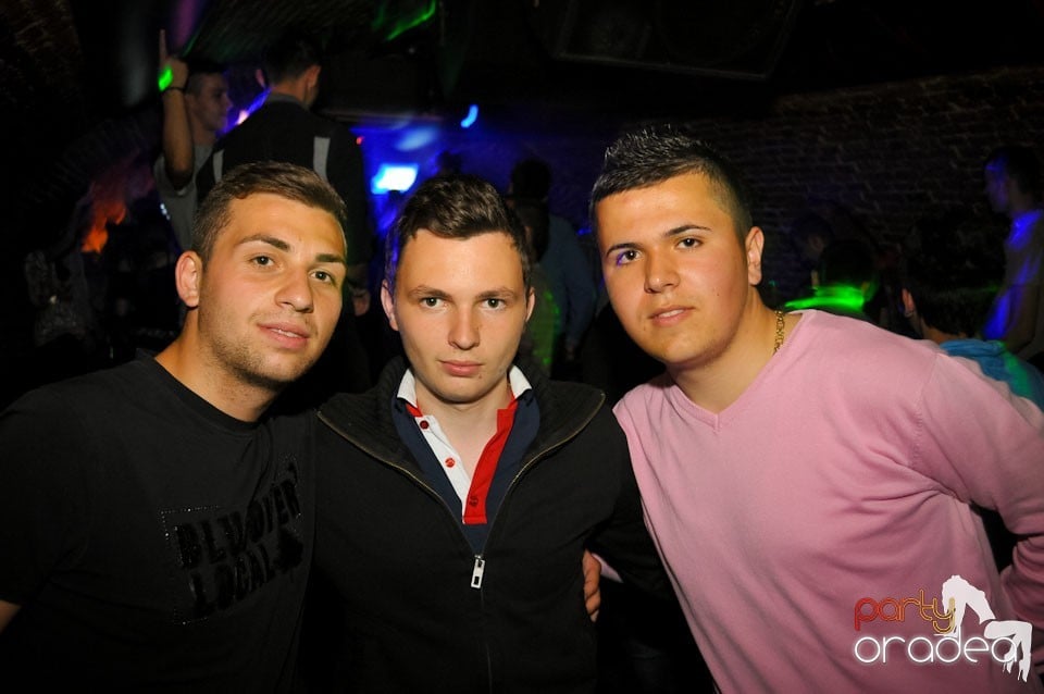 Joi seara e Holsten Party în Club Escape, 