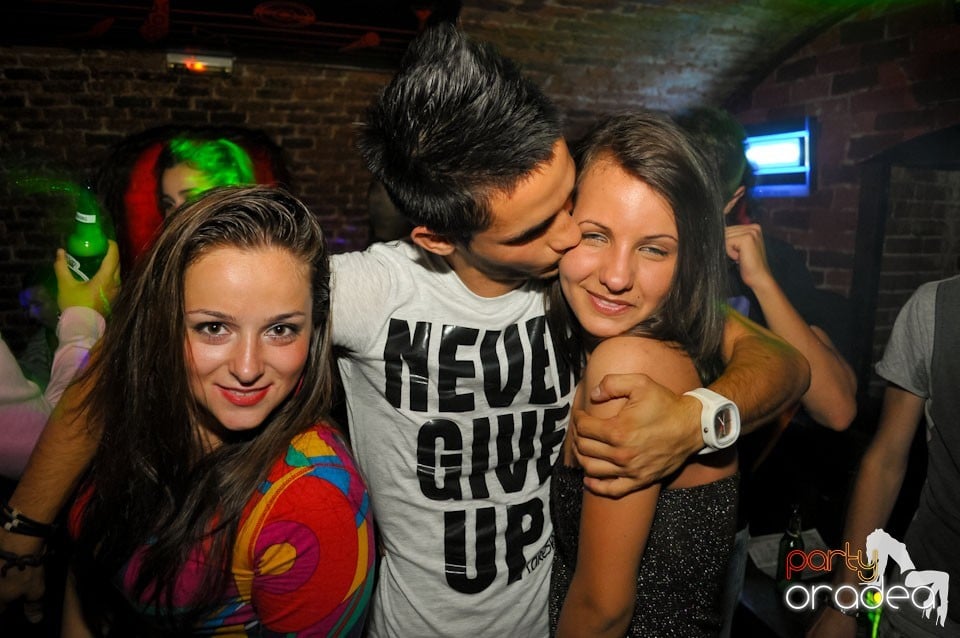 Joi seara e Holsten Party în Club Escape, 