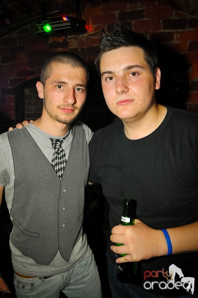 Joi seara e Holsten Party în Club Escape, 