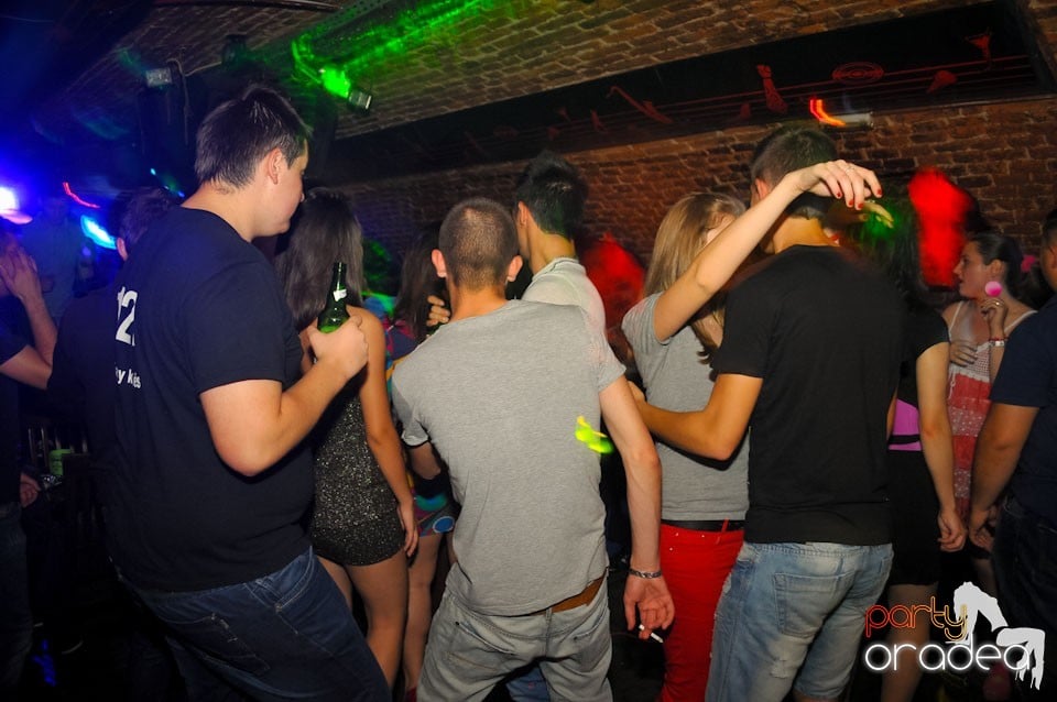 Joi seara e Holsten Party în Club Escape, 